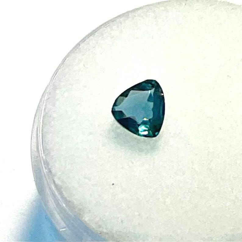 Piedra preciosa de alejandrita con certificación GIA, corte trillón de 0,55 ct. imagen 7