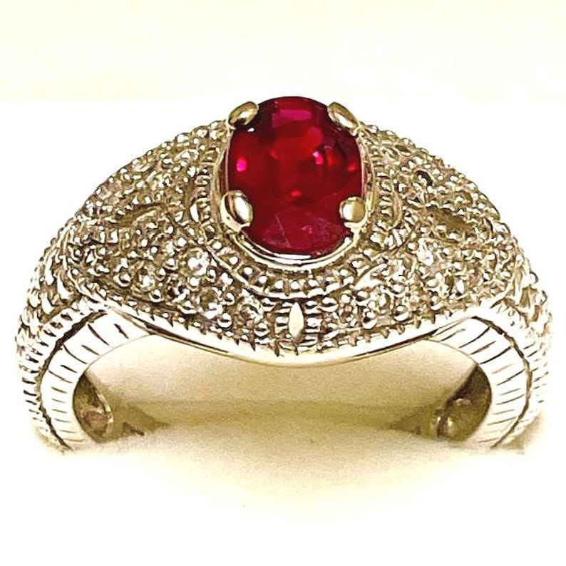 Anillo de rubí de Madagascar: detalles de diamantes, 1 ct., talla ovalada, engastado en oro blanco de 10 kt. imagen 3