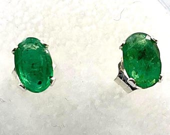 Pendientes de esmeralda auténtica. Incluye 6 pendientes de 4 mm engastados en plata de ley.
