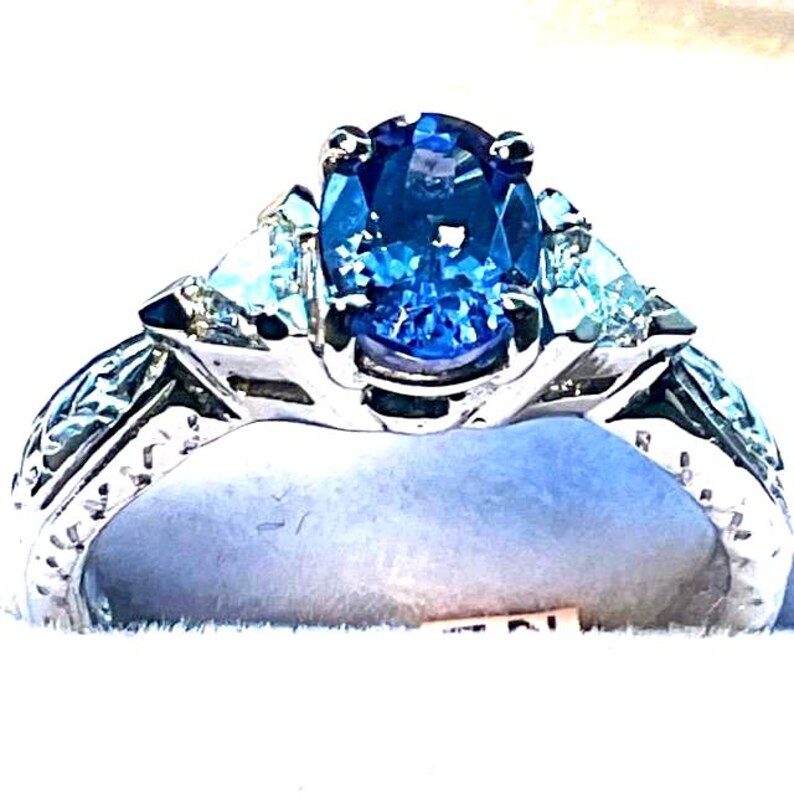 Tanzanite ring with Diamond Trillions set in 18kt. white Gold. Size 7 画像 2