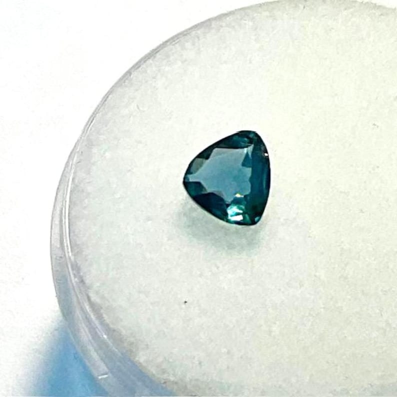 Piedra preciosa de alejandrita con certificación GIA, corte trillón de 0,55 ct. imagen 4