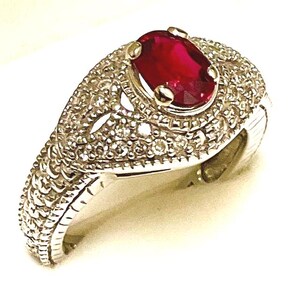 Anillo de rubí de Madagascar: detalles de diamantes, 1 ct., talla ovalada, engastado en oro blanco de 10 kt. imagen 4