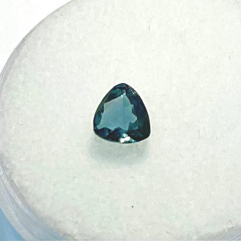 Piedra preciosa de alejandrita con certificación GIA, corte trillón de 0,55 ct. imagen 5
