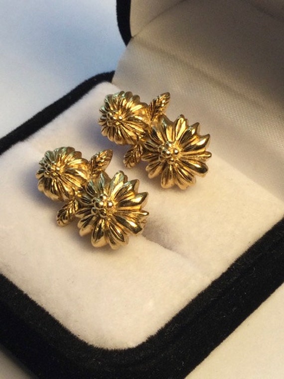 Floral gold tone earrings.