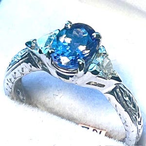 Tanzanite ring with Diamond Trillions set in 18kt. white Gold. Size 7 画像 3