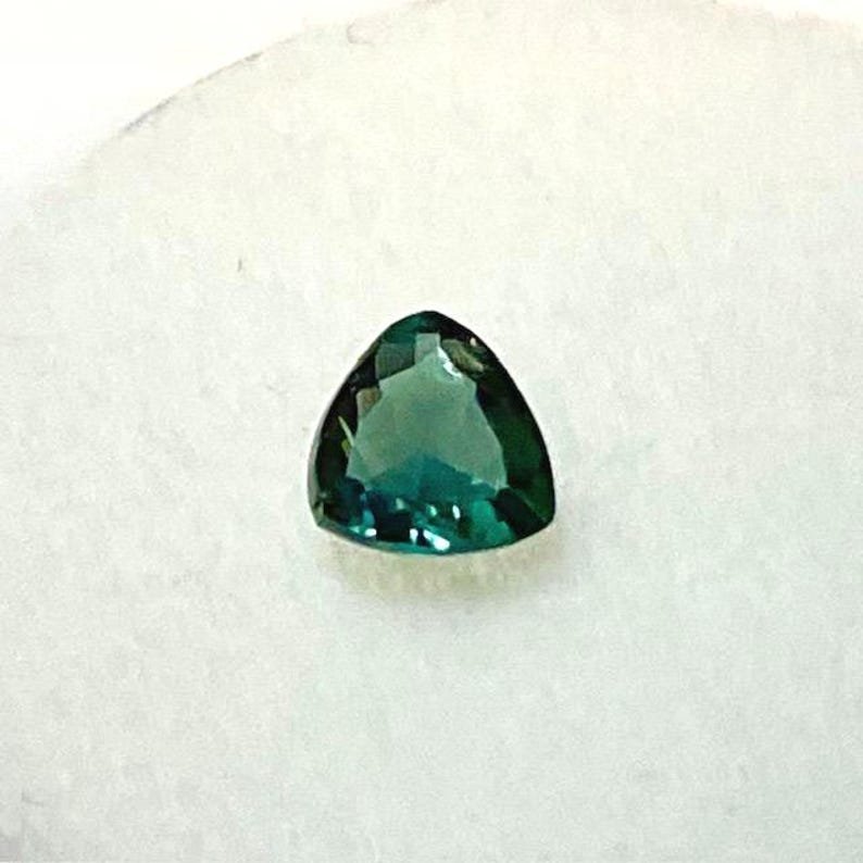 Piedra preciosa de alejandrita con certificación GIA, corte trillón de 0,55 ct. imagen 2