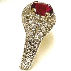 Anillo de rubí de Madagascar: detalles de diamantes, 1 ct., talla ovalada, engastado en oro blanco de 10 kt. imagen 2