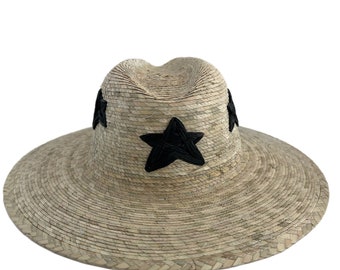 Sombrero de paja con estrella bordada