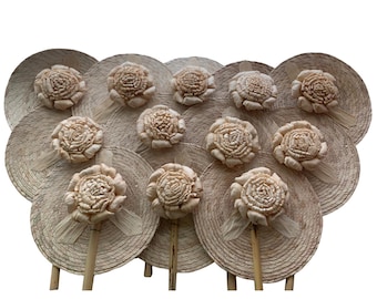 Abanico Artesanal de Palma con Flor Decorativa – Elegancia Natural Hecha a Mano