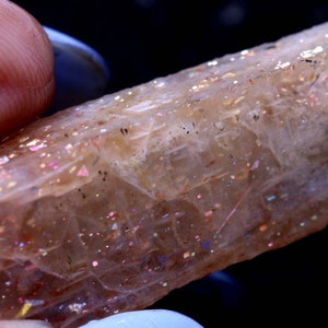 23.6 cts Rainbow lattice Australian sunstone