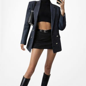 Puede incluir: Un juego de tres cuencos de cerámica anidados en tonos de azul, verde y blanco. Los cuencos presentan un esmalte moteado y un diseño sencillo y moderno. El cuenco más grande mide unos 20 cm de diámetro.