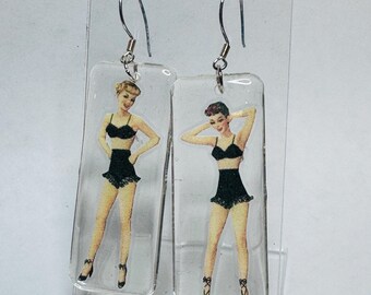 Pendientes de resina vintage de muñecas de papel, magnéticos: "Lea y Jeanne, chicas pin-up" (pendientes/conjuntos básicos)