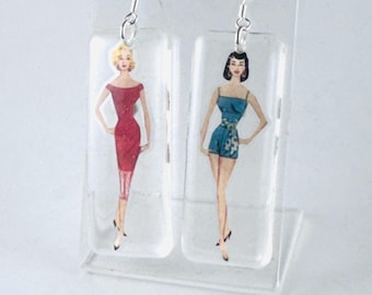 Pendientes vintage de resina de muñeca de papel, magnéticos. "Ann y Pam" (Pendientes/conjuntos básicos)