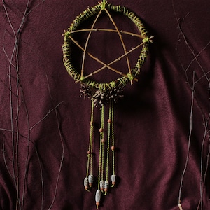 Décoration murale pentagramme sorcière avec pommes de pin et perles d&#39;argile