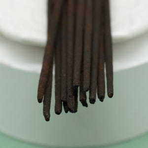 Bastoncini di incenso naturale arrotolati a mano alla rosa e alla vaniglia