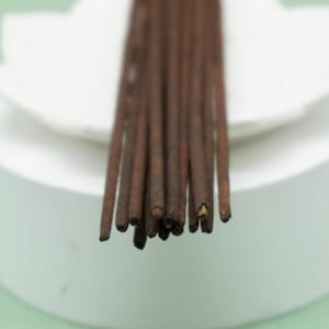Handgerollte natürliche Räucherstäbchen der Nachtblume