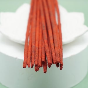 Varas de incenso naturais enroladas à mão com sangue de dragão