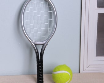 Raqueta de tenis a escala 1:6, pelota, deportes, escuela, casa de muñecas, miniaturas