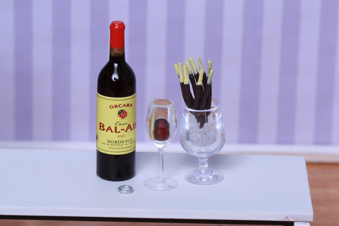 Aolidsive Ensemble de Vin Rouge pour Maison de Poupée, Accessoires Miniatures en Résine pour Maison de Poupée, Bouteilles et Verres de Vin Rouge de Simulation 1:12 pour Enfants et Collectionneurs