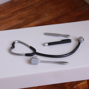 Kit De 5 Mini Instruments Médicaux En Métal Pour Maison De Poupée (échelle 1:12) - Stéthoscope, Marteau, Pince, Etc. - Accessoire Réaliste Pour Jeu De Rôle, Décoration - 8