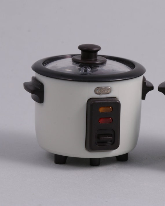 White Miniature Slow Cooker Rice Crock Pot Dollhouse Miniatures 1:6 Scale  1/6 Kitchen Restaurant Appliance Rement Bakery Cafe Mini 