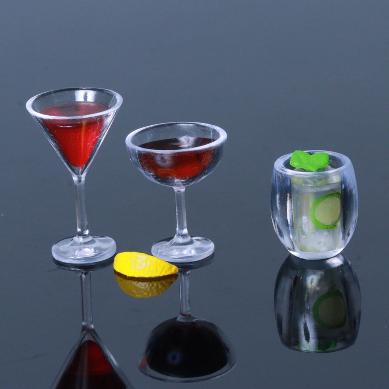 1:12 Scale Martini Whiskey Glass Dollhouse Miniature Rement Yout 1:12 Scale Martini Whiskey Glass Dollhouse Miniature Rement Yout