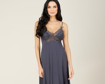 Élégante chemise de nuit en viscose bleu-gris avec décolleté en V profond, fines bretelles réglables et détails en dentelle