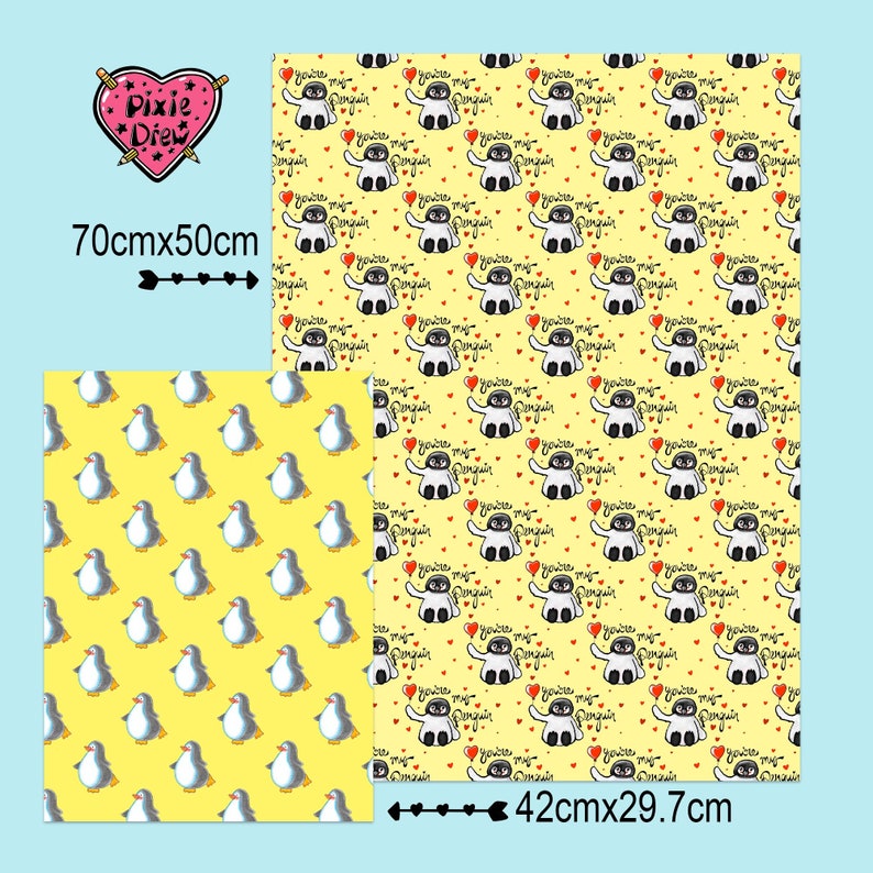 Pu&ograve; includere: Due quadrati di tessuto giallo con motivi diversi. Il quadrato pi&ugrave; grande &egrave; di 70 cm x 50 cm e presenta un motivo ripetuto di pinguini che tengono cuori rossi con il testo "You're my penguin" su uno sfondo giallo. Il quadrato pi&ugrave; piccolo &egrave; di 42 cm x 29,7 cm e presenta un motivo ripetuto di pinguini neri e bianchi su uno sfondo giallo.