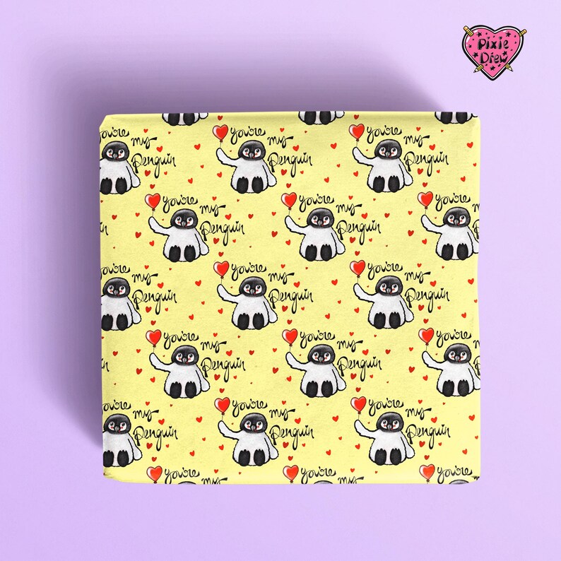 Pu&ograve; includere: Carta da regalo gialla con un motivo ripetuto di pinguini che tengono palloncini rossi. Ogni pinguino indossa una pancia bianca e ha il testo "You're my penguin" scritto sopra.