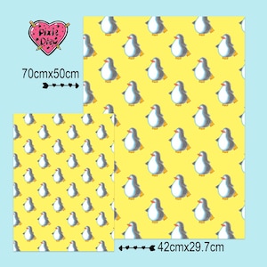 Pu&ograve; includere: Uno sfondo giallo con un motivo ripetuto di pinguini neri e bianchi. I pinguini sono rivolti a destra e hanno la pancia blu chiaro. Il motivo misura 42 cm per 29,7 cm.