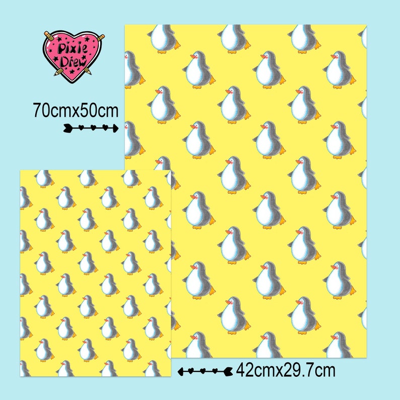 Pu&ograve; includere: Uno sfondo giallo con un motivo ripetuto di pinguini neri e bianchi. I pinguini sono rivolti a destra e hanno la pancia blu chiaro. Il motivo misura 42 cm per 29,7 cm.