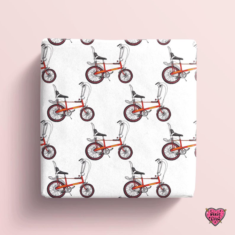 Op de afbeelding: Wit inpakpapier met een herhalend patroon van rode en zwarte fietsen. De fietsen hebben een banaan zadel en een verchroomd stuur.