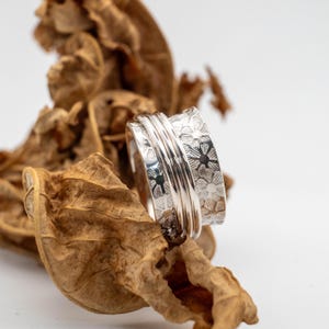 Floral Sterling Silver Spinner Ring: Hammered Texture, Elegant Band