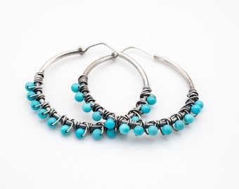 Aros de turquesa en plata de ley oxidada: joyería bohemia hecha a mano