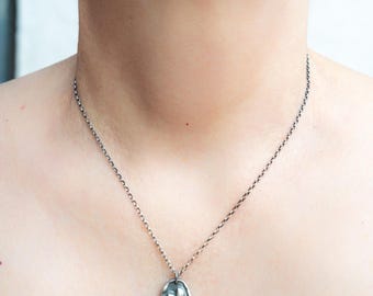 Halsband med hjärtformad hänge i sterlingsilver: Handgjorda ekologiska smycken