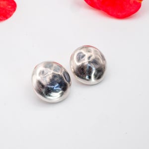 Disc stud earrings in sterling silver 925, Medium stud earrings, Round Hammered earrings, Geometric stud earrings, 925 Post earrings