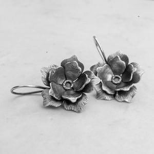 Flower earrings - Flower dangle earrings - Sterling silver - Gift for her - Silver Dangles - Boho earrings - Silver earrings - Oxidized