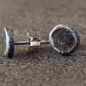 Ein Paar runde Punkt Ohrstecker in Sterling Silber - Silber Ohrstecker - Rohe Silber Ohrringe - Punkt Ohrringe - Zierliche Ohrstecker - Stacking