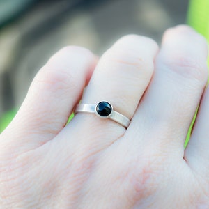 Bague en onyx noir - Bague en onyx avec pierre noire en argent sterling - Bague à empiler en onyx - Petite bague de tous les jours - Bague solitaire en onyx - Bijoux en onyx
