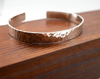 Brazalete ancho de plata de ley martillada, brillante, 925, joyería unisex.