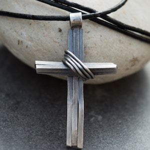Herenkruisketting, zilveren kruis handgemaakt, uniek herenkruis, rustiek herenkruis, herenkruishanger, geloofssieraden, cool herenkruis