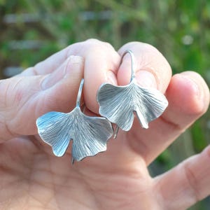 Handgjorda örhängen i oxiderat silver med ginkgoblad, små 25 x 25 mm, hängande örhängen, bohemiska natursmycken