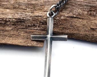 Collar con cruz para hombre, colgante de cruz de plata de ley oxidada, joyería cristiana rústica.