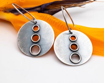 Pendientes de disco de plata de ley oxidada hechos a mano, estilo minimalista colgante