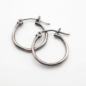 Créoles en argent sterling faites main : Créoles en argent oxydé de taille moyenne