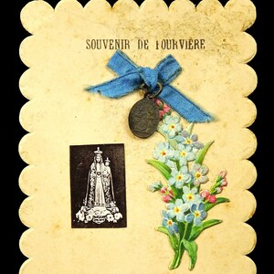 Carte Saint souvenir de Fourvière, prière française vintage, avec petites fleurs découpées dans la médaille