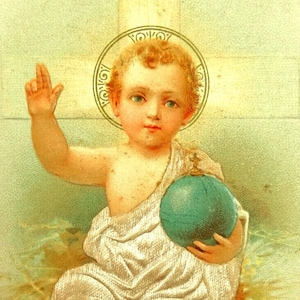Ancienne carte sacrée espagnole Sauveur divin, bébé Jésus habillé en tissu, collage d'images