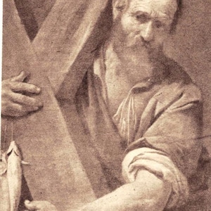 Peut inclure: Peinture sépia d'un homme portant une grande croix en bois. L'homme a une barbe et porte un vêtement drapé. Deux poissons sont suspendus à une ficelle attachée à la croix. L'œuvre est de style classique.