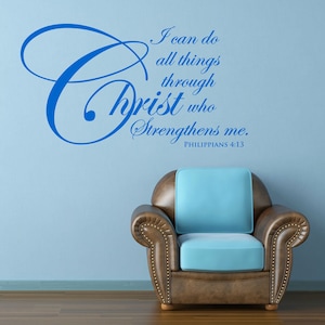 以下が含まれることがあります： 「キリストによって、私はすべてを行うことができます。キリストは私を強くしてくださるからです。フィリピ 4:13」と書かれた青い壁のステッカーです。