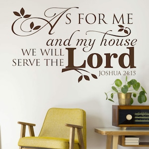 Può includere: Adesivo da parete in vinile marrone con il testo "As for me and my house we will serve the Lord Joshua 24:15". L'adesivo presenta una decorazione floreale e foglie.